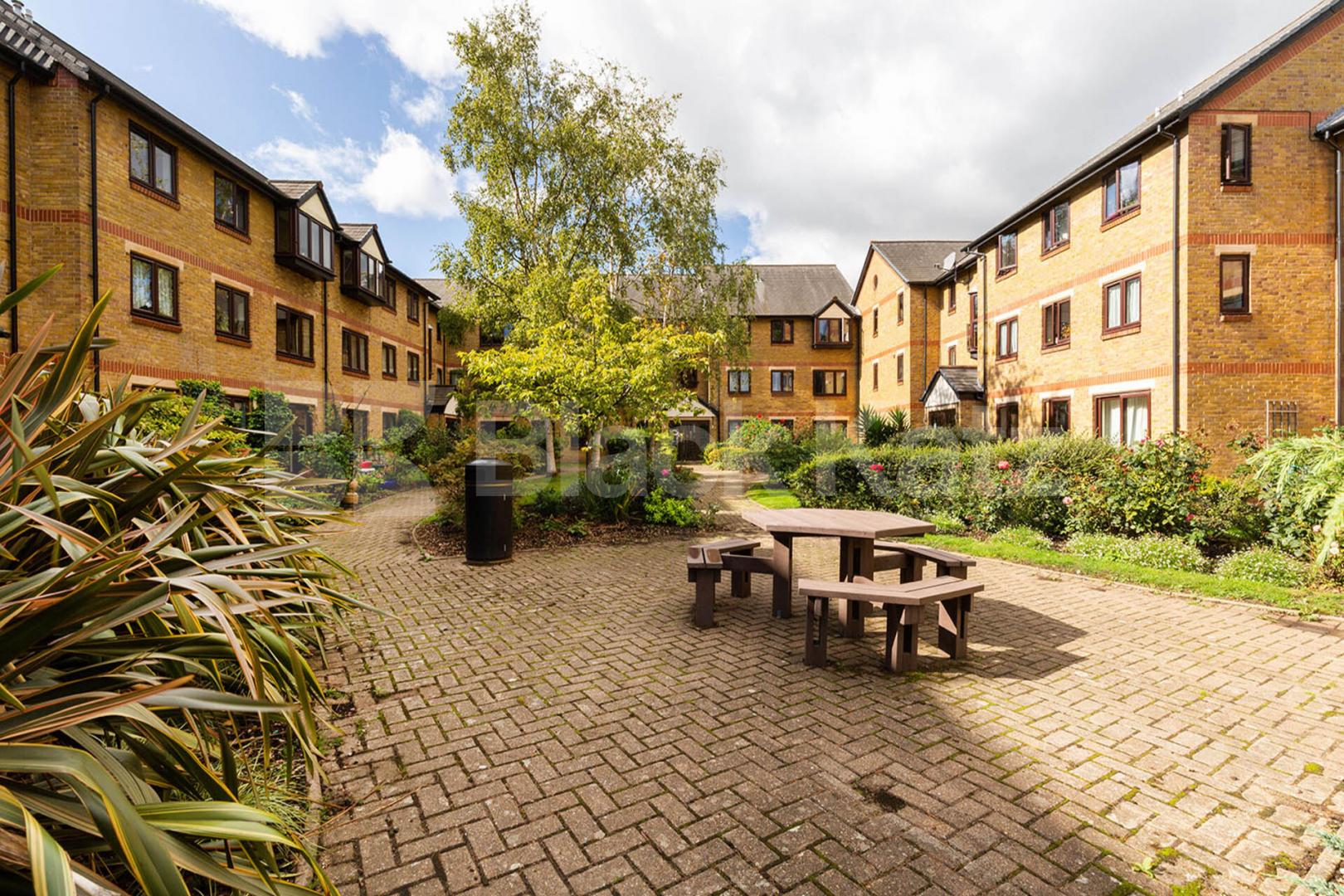 Set on the banks of the river lea a beautiful 1 bedroom property Riverside Close, Clapton 
